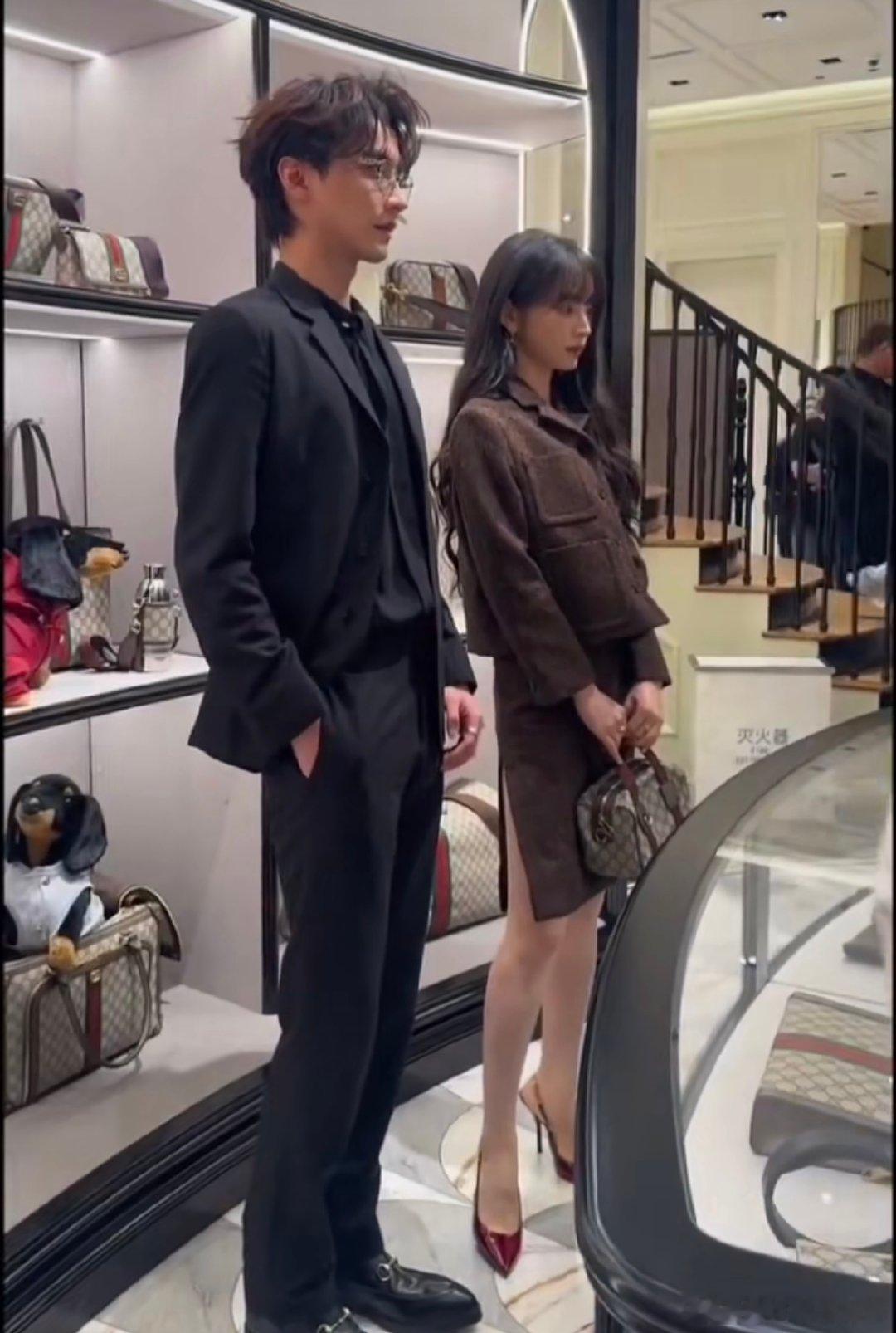 田曦薇陈鑫海活动生图 生图里的田曦薇肤白貌美，陈鑫海身姿挺拔，两人往那一站，豪门