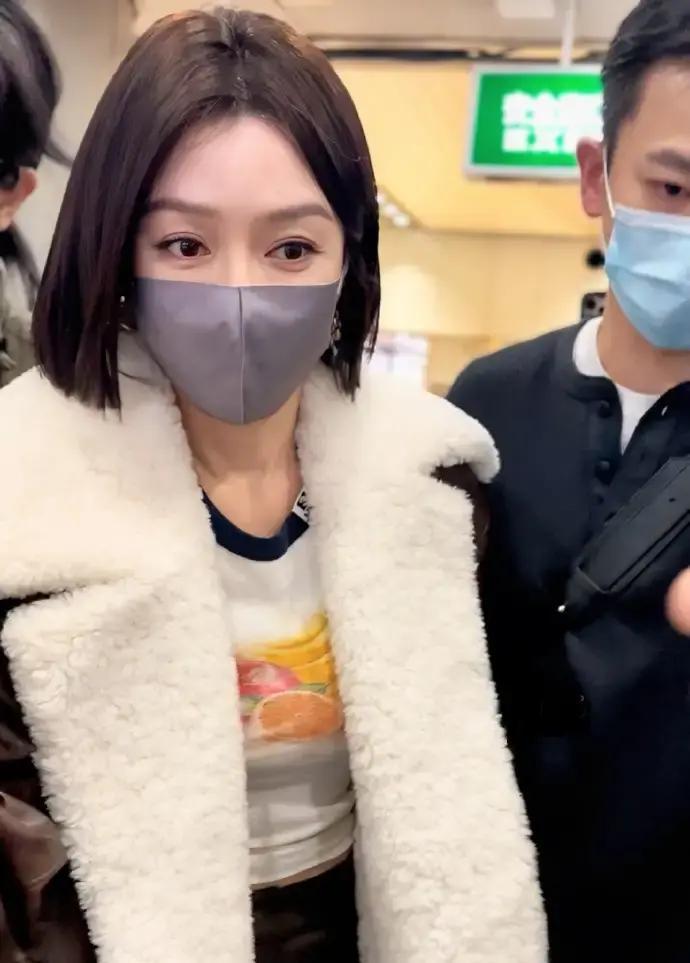 38岁秦岚穿成18岁！
 
机场排队安检那五分钟，我盯着她腰看了全程。白T塞进高