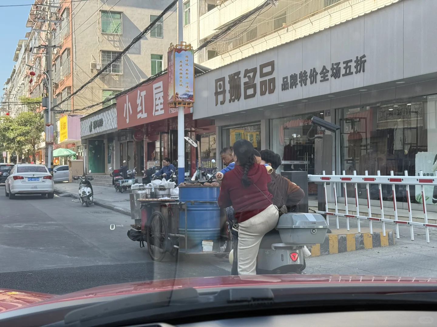 弟弟哭着要坐电动车 姐姐哭着要坐三轮车[捂脸R]