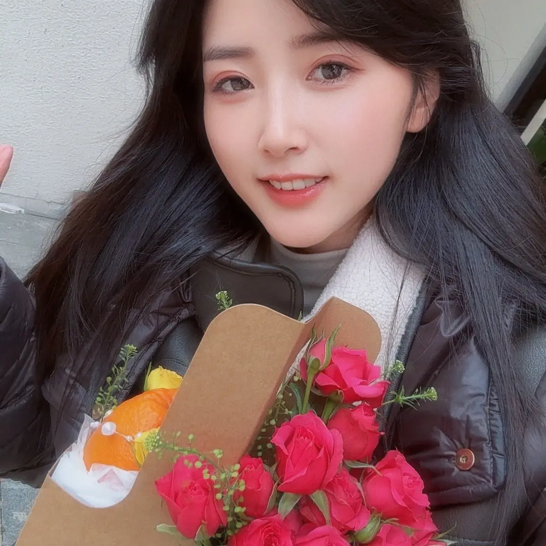 嘿嘿，今天又包了两束花花，拿了一个小橙子
