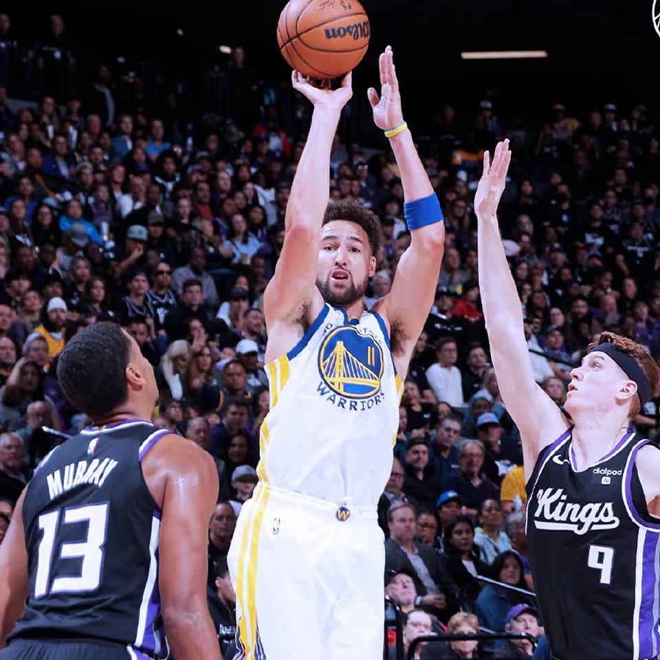 库里罢战！
据NBA记者报道，库里在对阵国王队的赛后，
冰敷自己的左脚
库里左脚