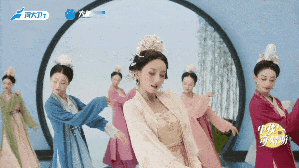 佟丽娅在河南卫视《中秋奇妙游》里的一段表演，引得网友直呼：终于知道君王为啥不早朝