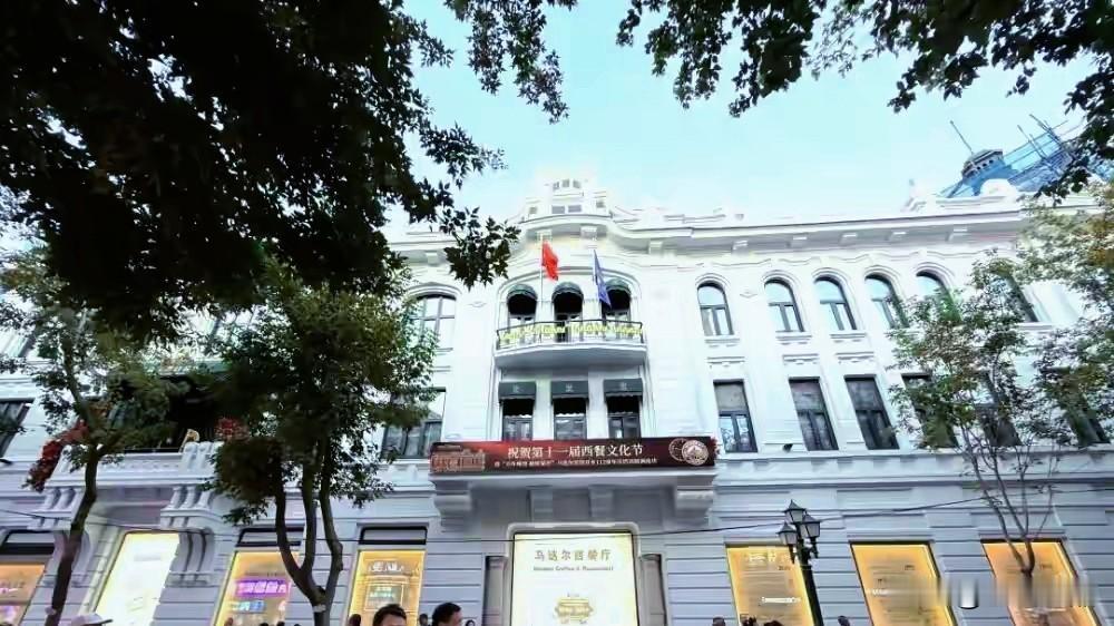 中央大街马迭尔完成风貌复原！老建筑重现青灰色原貌，一眼穿越百年时光。
 
作为哈