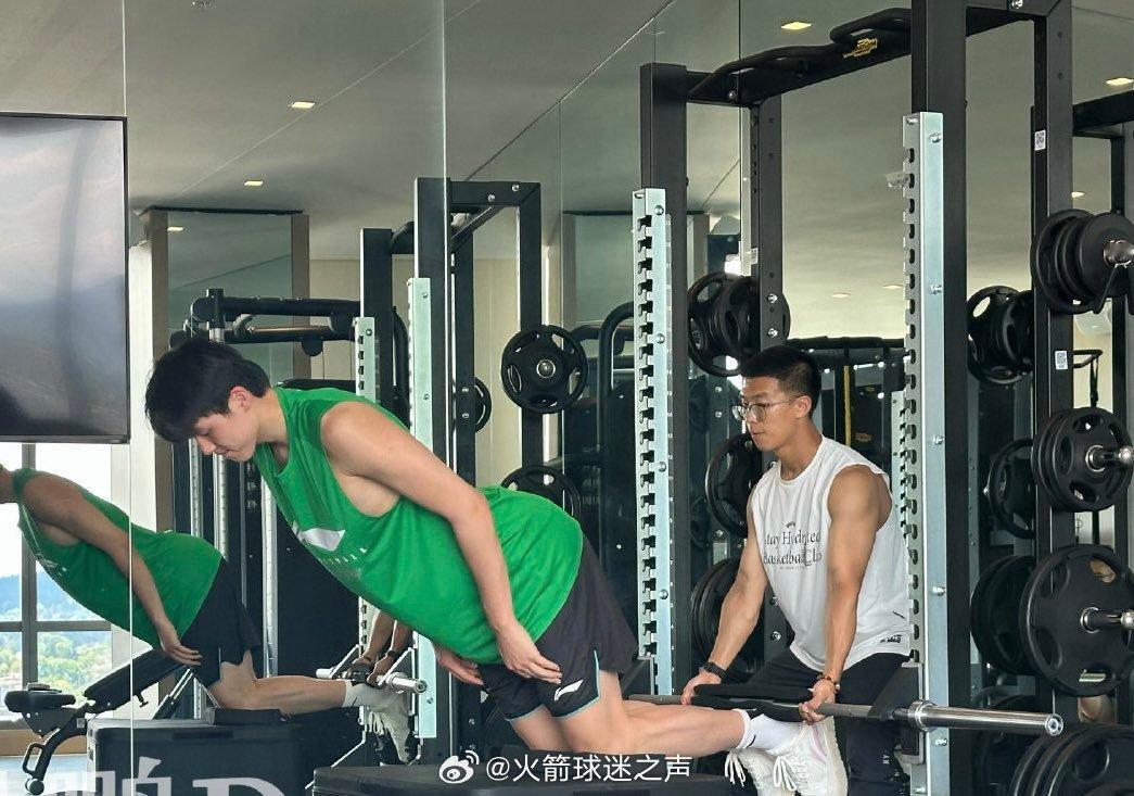 杨瀚森已经回到举重室，在训练台上进行核心肌群和上肢的训练。杨瀚森第16顺位被选中