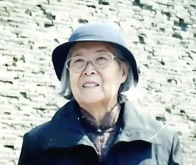 傅作义之女傅冬菊，49年解放北平有功，建国后担任何职务？
1982年，一位接近六