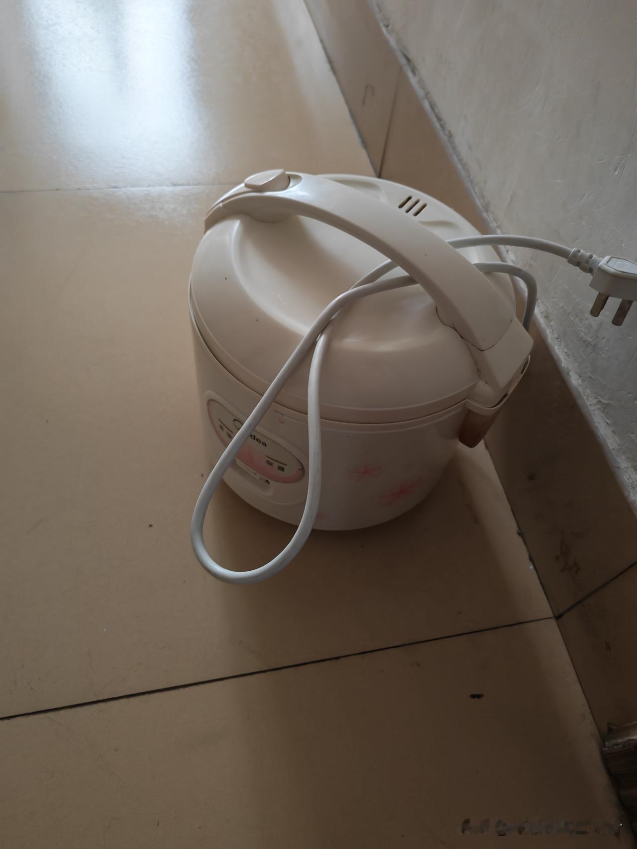 今天把我家电饭煲更换了。

图一是我家之前用的古老电饭煲，还是那种带涂层的内胆。