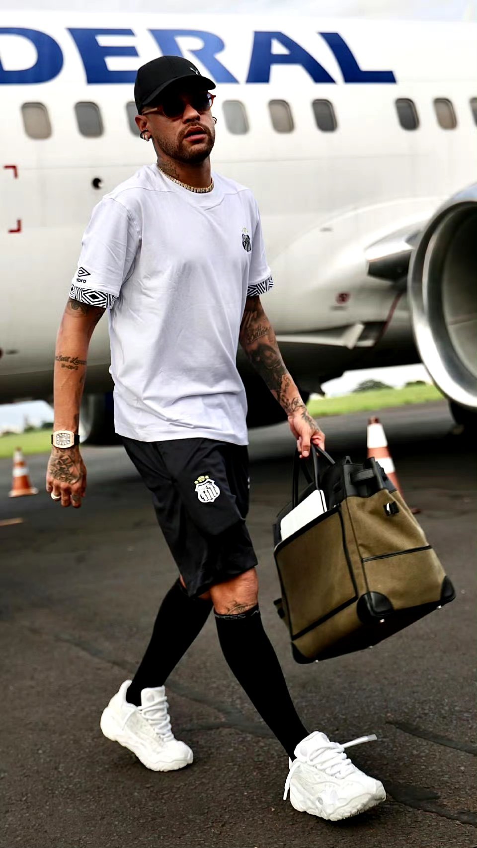 内马尔 抵达客场