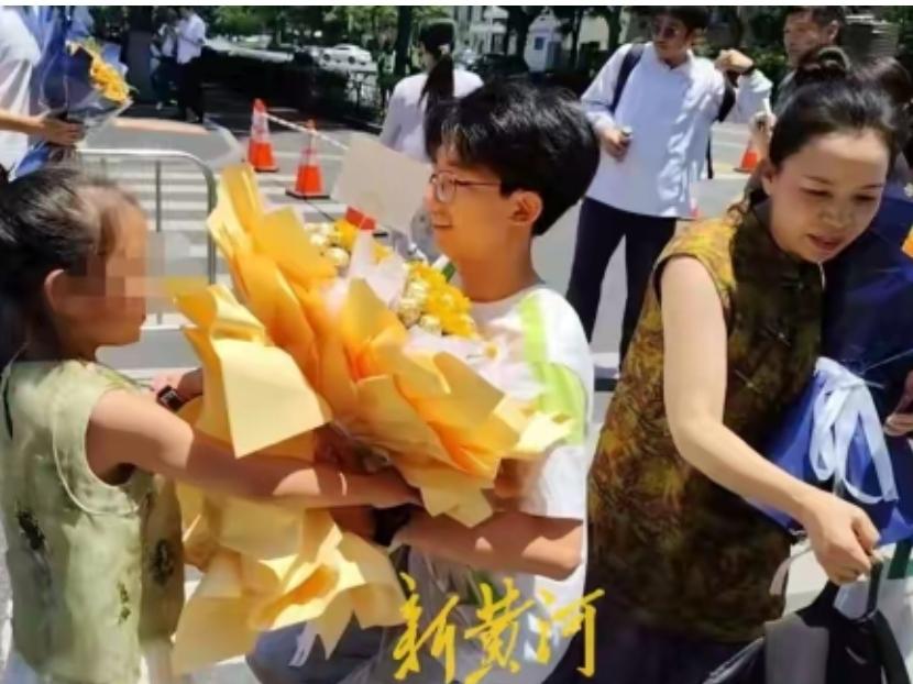 浙江杭州：一年级妹妹请假等高考结束的哥哥，“哥哥的目标是清华北大，我长大以后也要