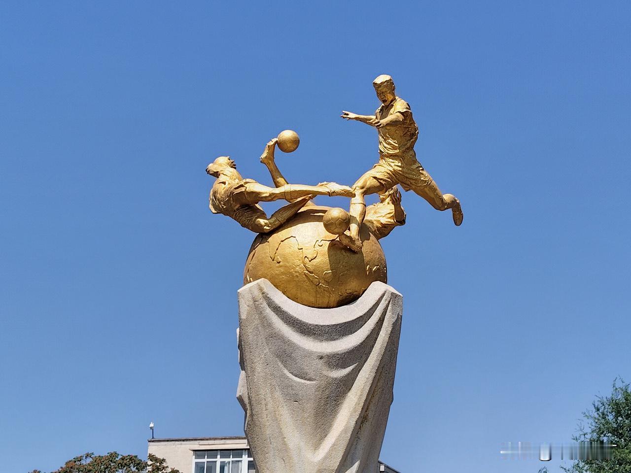 海涛浪尖海鸥飞。