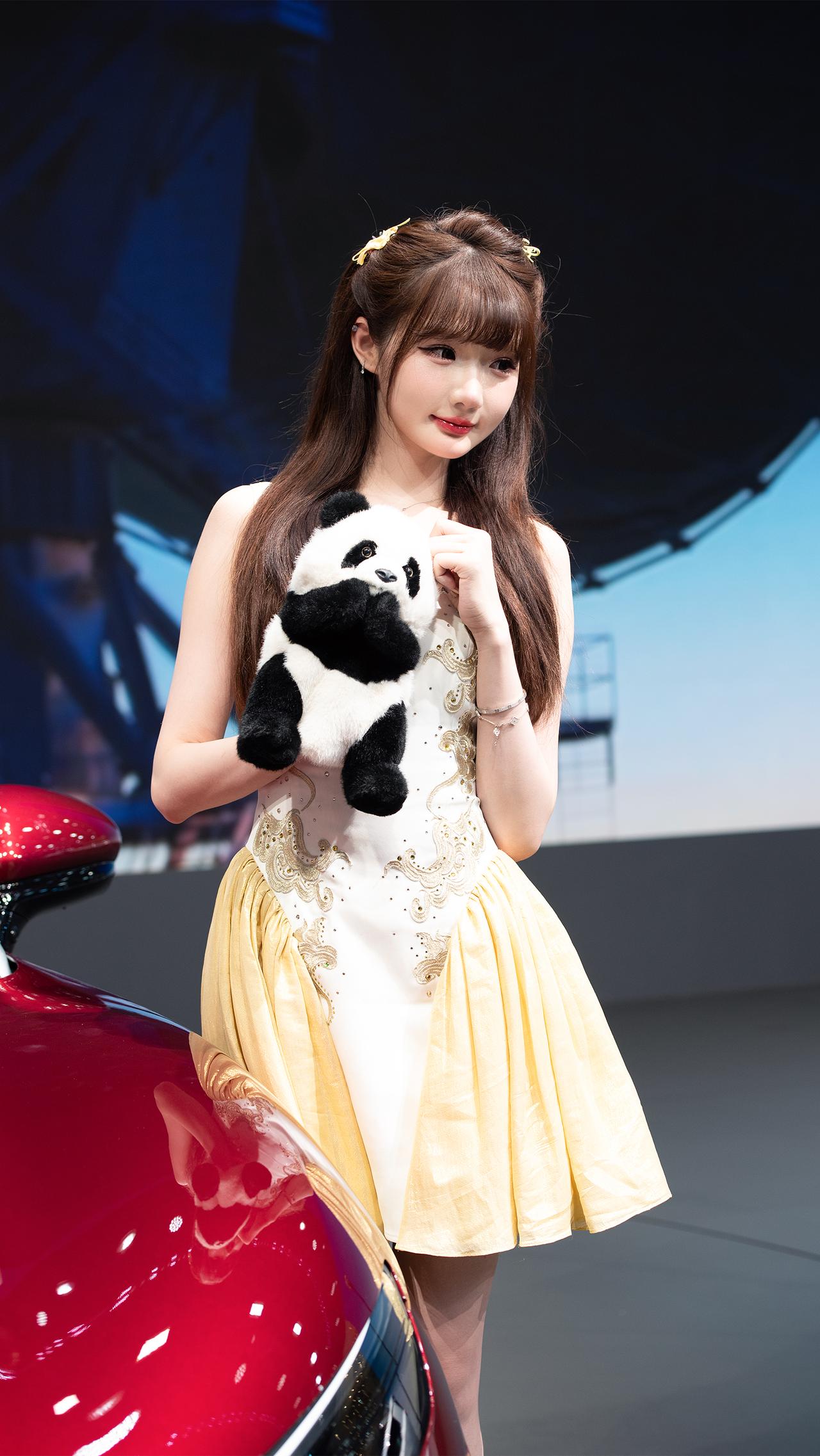 抱起小熊就跑  车模美女成都车展 车展现场车展现场美照