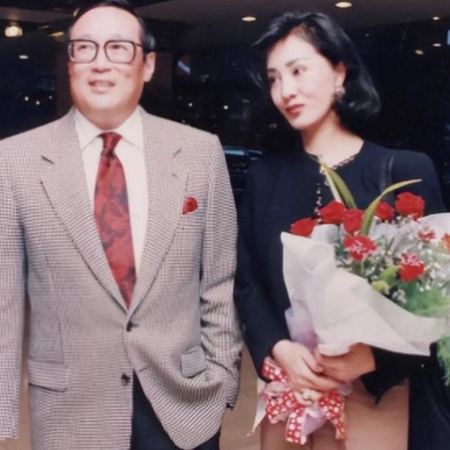 1995年，香港富豪赵世光甩出1000万，要妻子何莉莉签字离婚。何莉莉硬是没收，