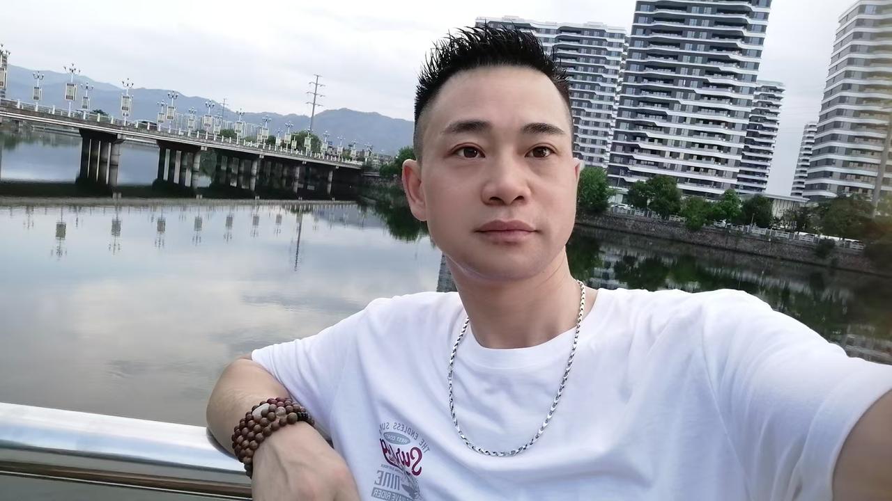 现在的人越来越多不想结婚了，不是不想，实在是没办法，现在的房价物价，彩礼，没有几