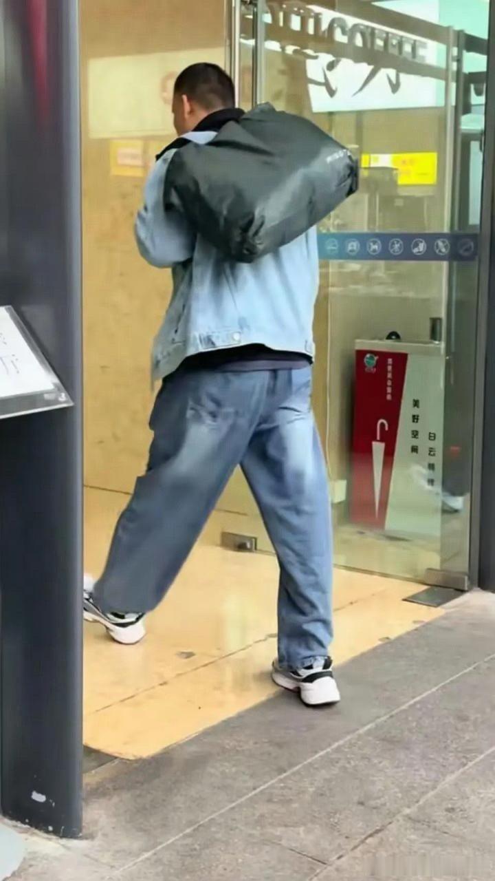 tg 乐人给老瑞送东西了 