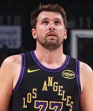 东契奇的得分王还在保留！
目前场均得分前三：
1、东契奇：33.5分
2、亚历山