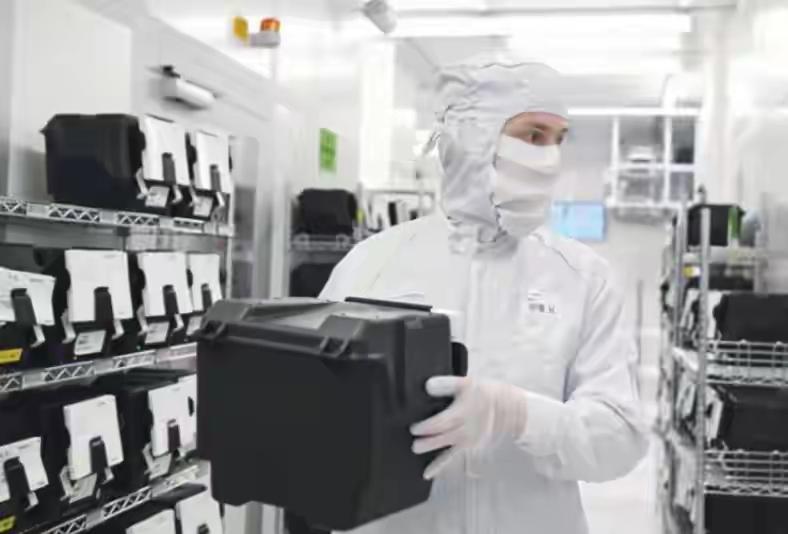 9月末这场芯片风波，把全球产业链的脆弱给撕开了个大口子。
 
荷兰以“国家安全”