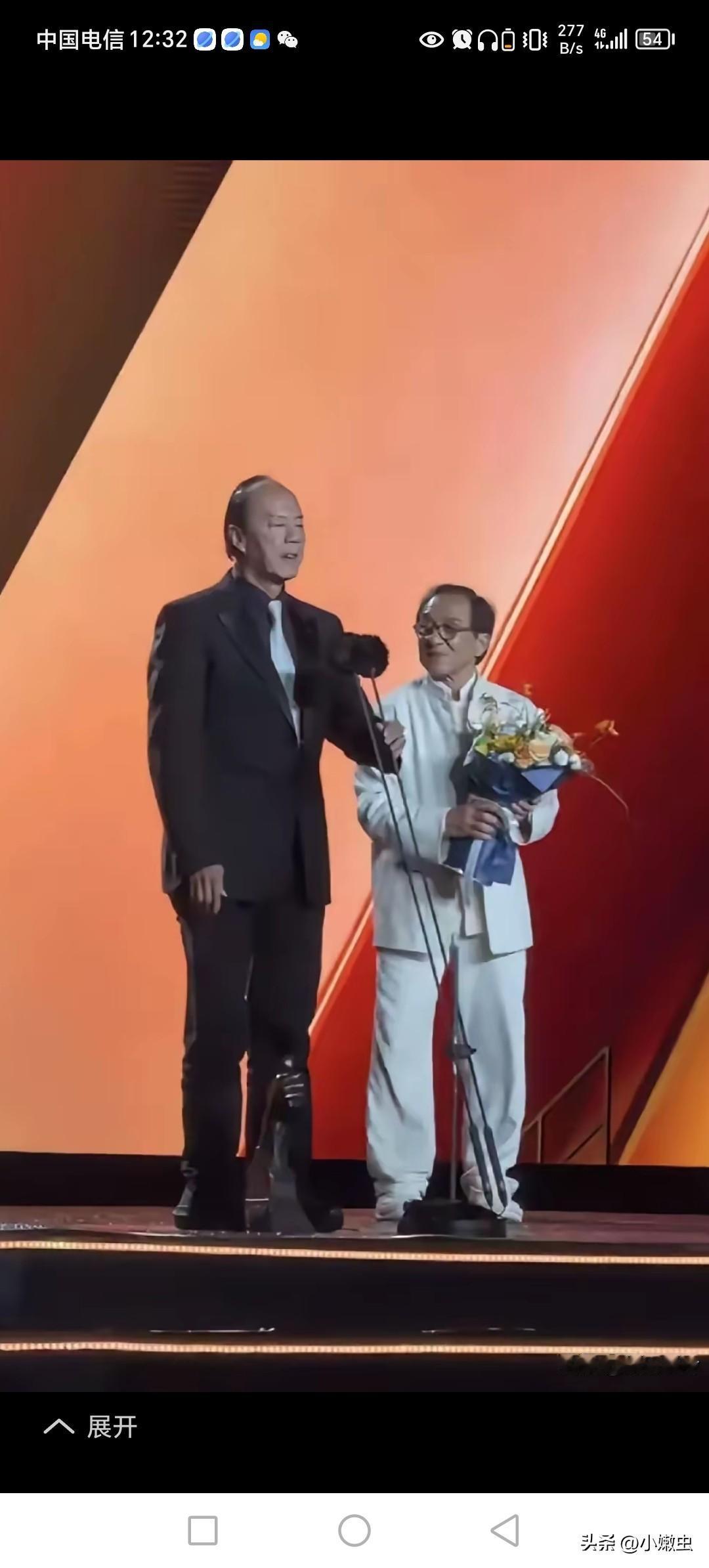 现实打架，成龙干不过狄龙。
大块头在电视剧拍武侠剧看不出他身高。
现实成龙在他面