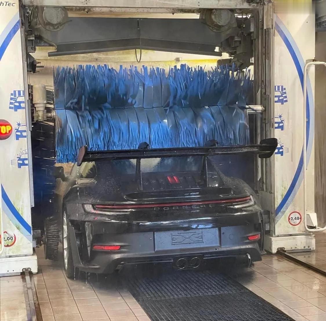 这种洗车方式，车主显然玩的就是心跳[惊呆]