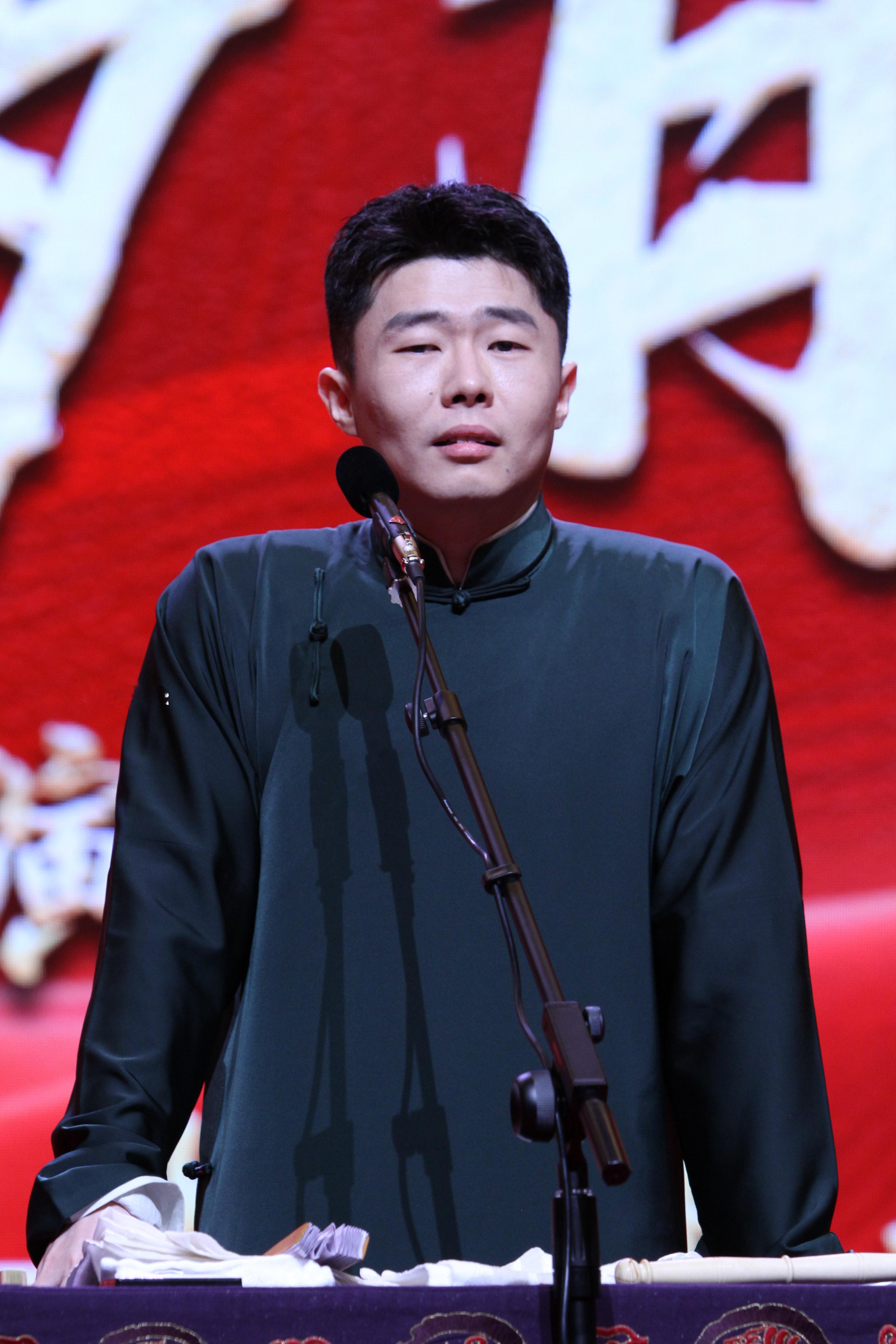 豆言漫想 这个巨显瘦的墨绿大褂我真的要吹爆了～～昨天的这个直角肩真的很可以了，肩