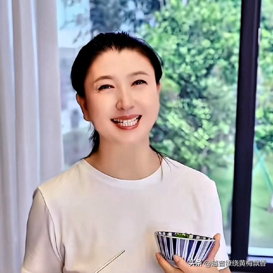 闫学晶针对中年妇女的心灵鸡汤又端上来了，她手里端着饭碗笑容可掬在视频里说:“带孙