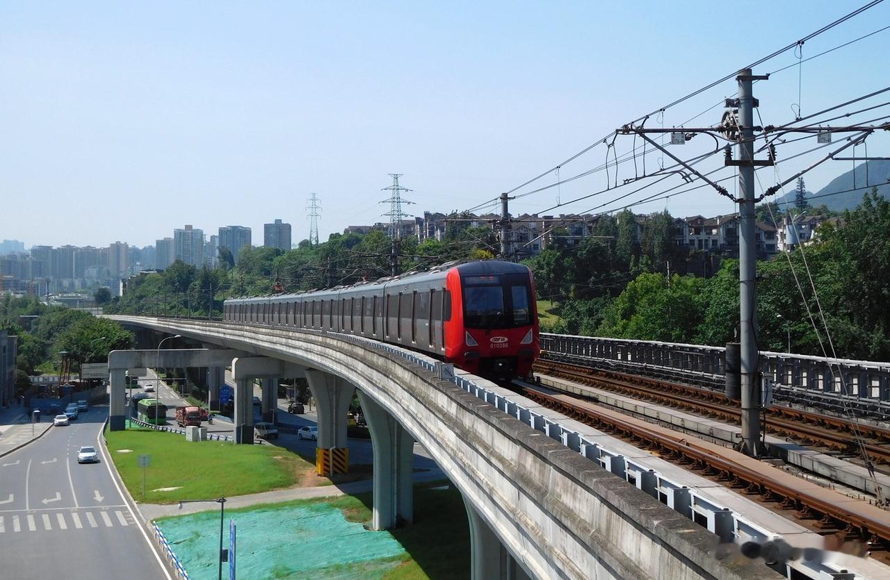 2020年在重庆轨道交通1号线石井坡站所拍，这处地方过去是重庆特殊钢厂一处厂门口