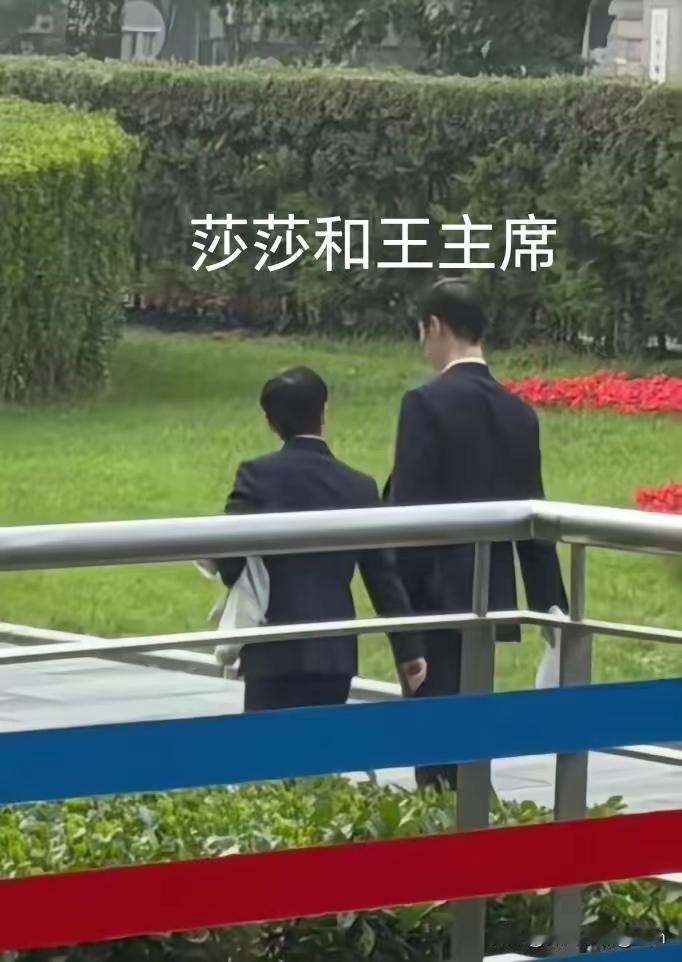 莎莎今天穿上帅气的小西装哦！
原来莎莎还在北京，今天有球迷拍到莎莎和王主席一起去