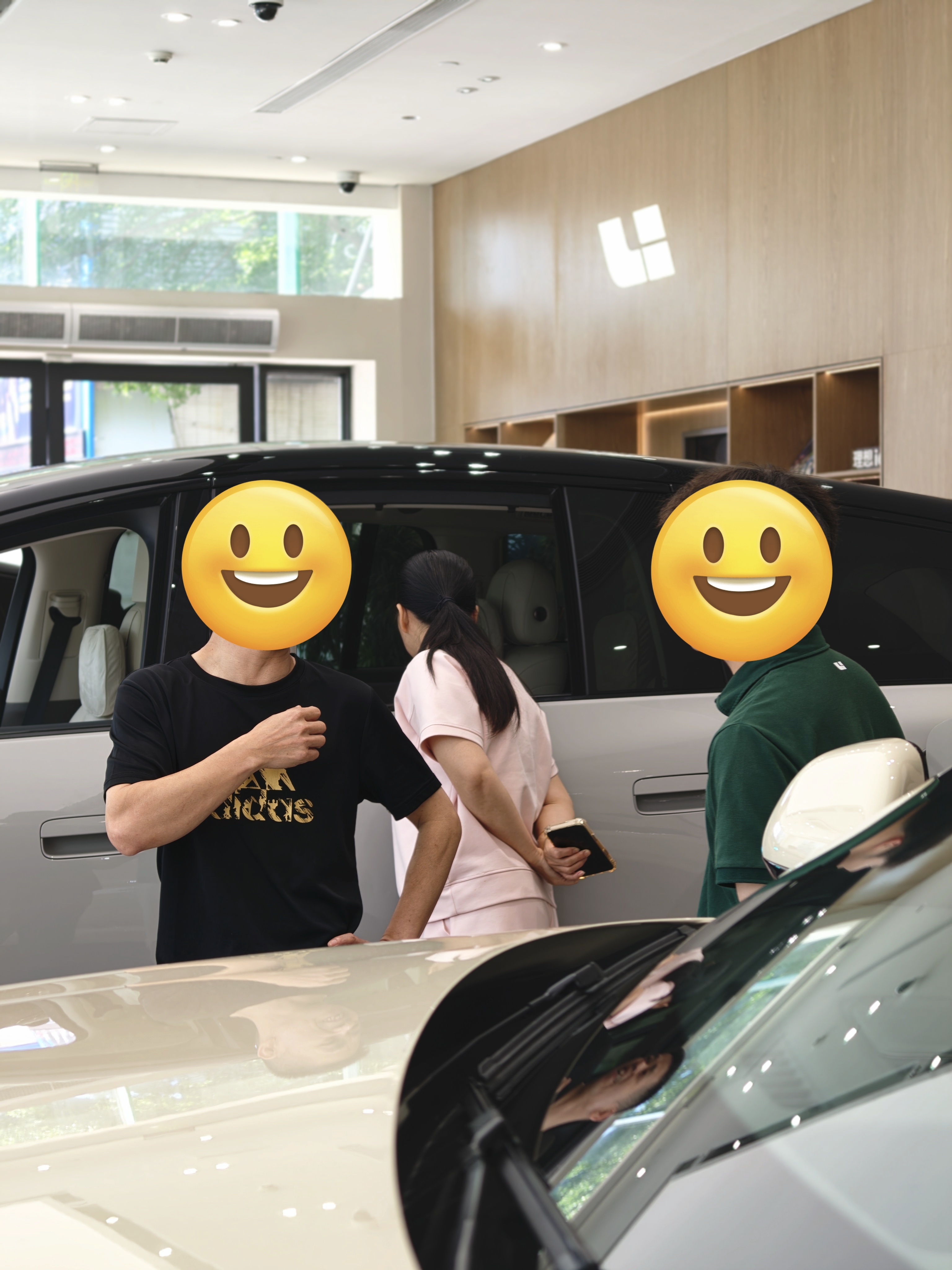 上午去理想门店看了看新 i8 和 L6，两台车旁边陆续有客户在看。照片里这位大哥