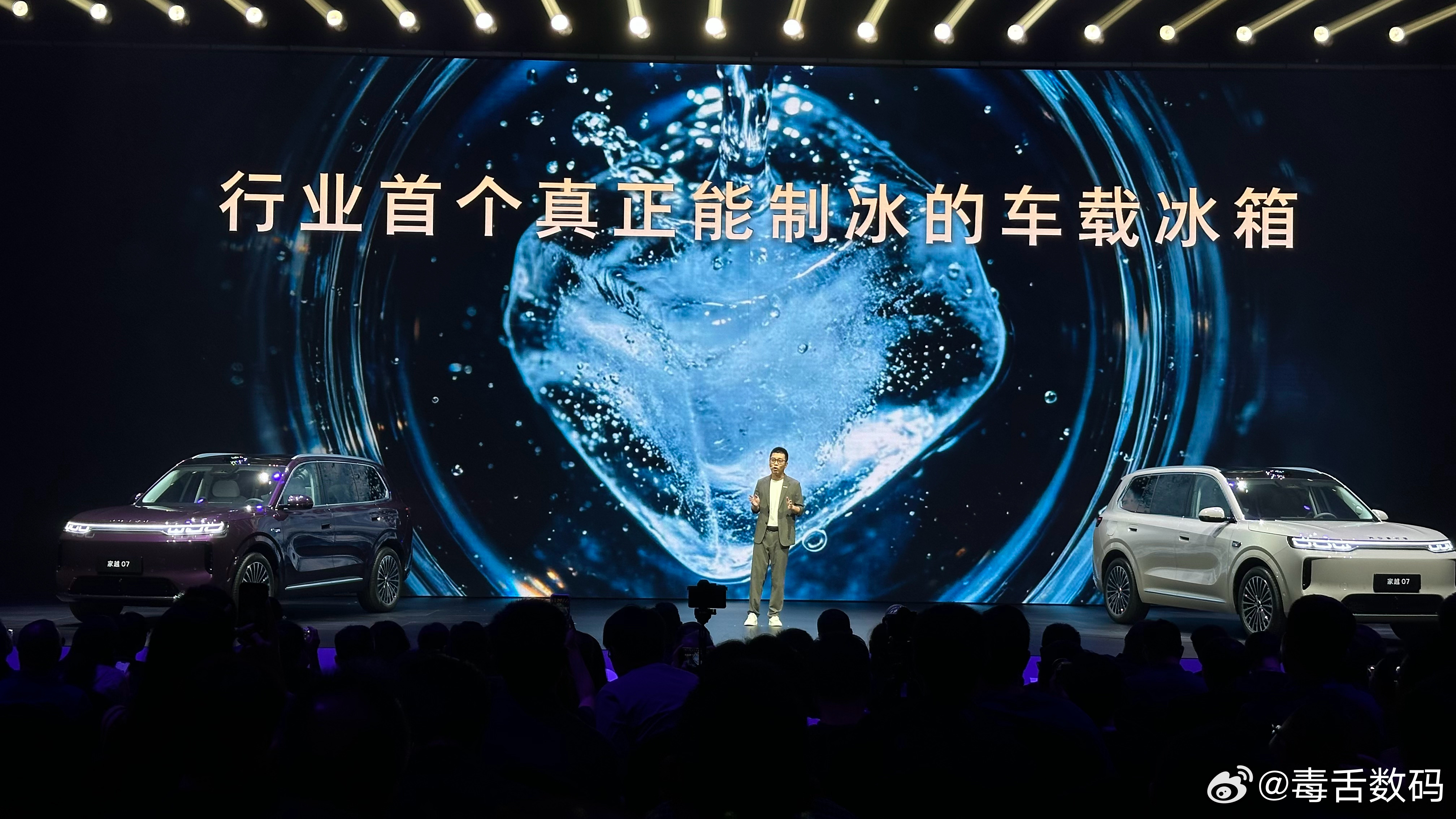 啊？15万级！荣威家越07是真把家用SUV的配置门槛卷到极致了。你见过能制冰的车