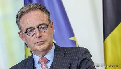 做出正确决定！就在今天，比利时首相巴特·德韦弗明确表示，欧盟拒绝没收冻结的俄罗斯