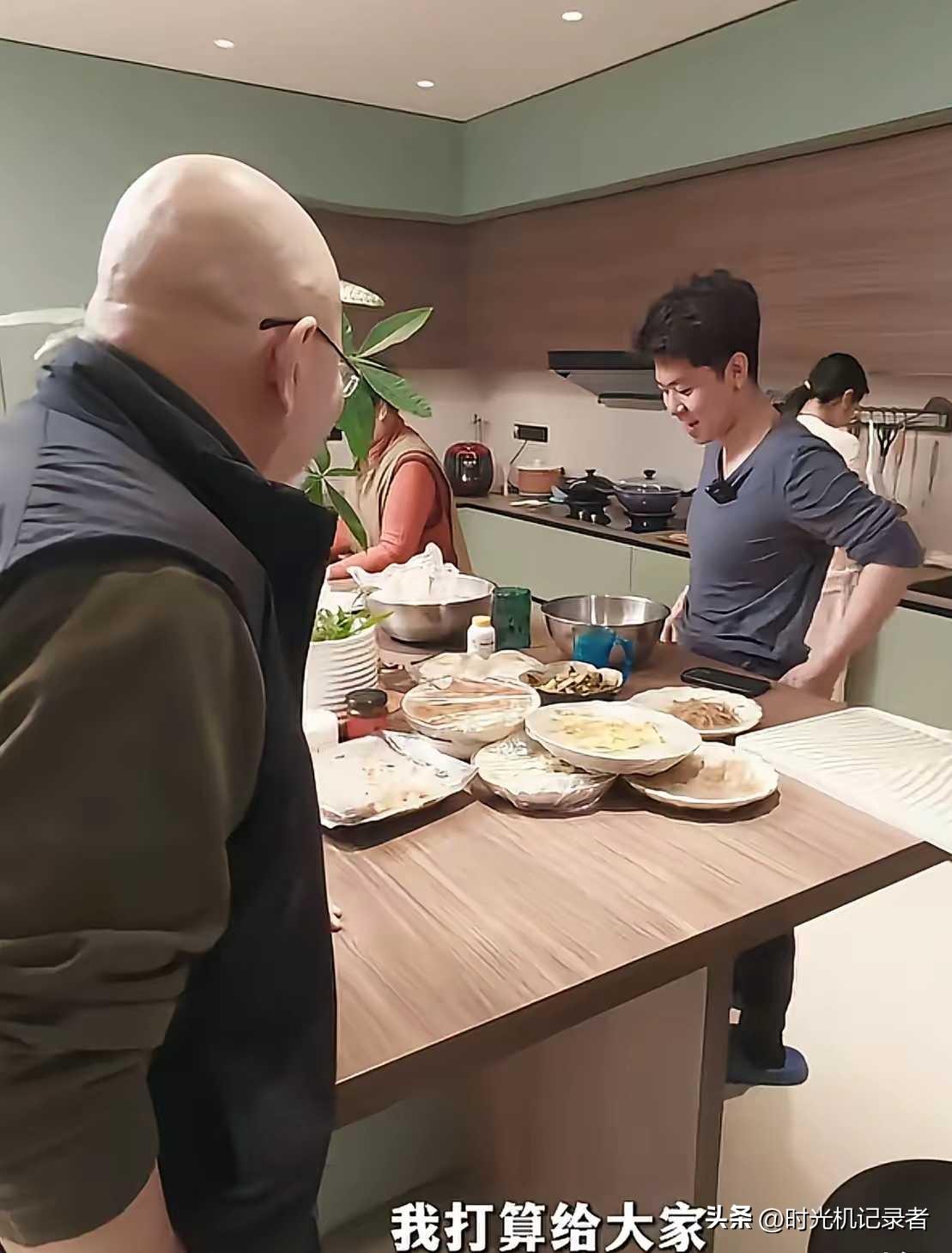 火风家果然霍尊最帅气，火风一个大圆脸，除了女儿随了，两个儿子一点不像。
霍尊是他