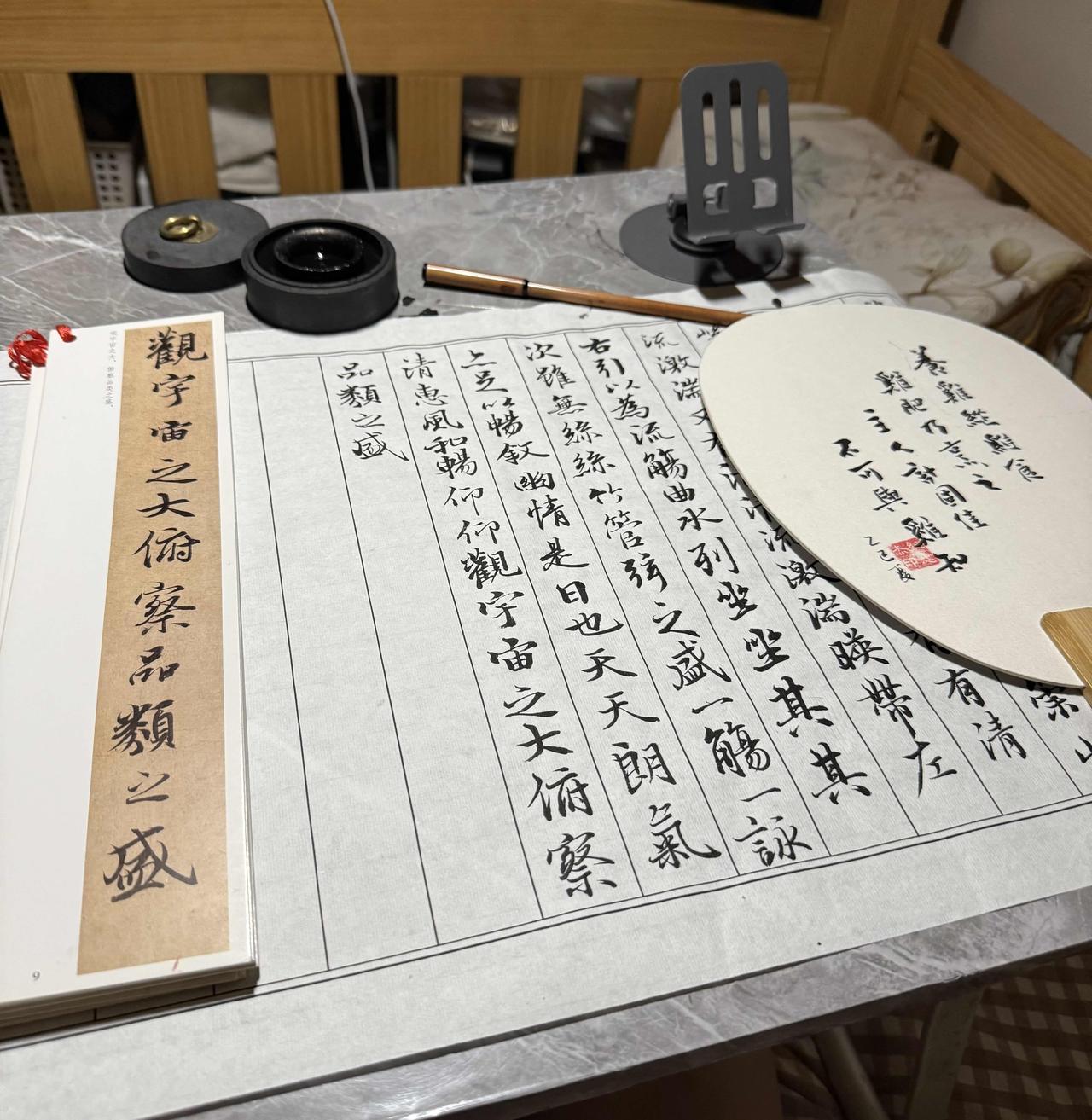 你的写字环境有我的平凡吗？
抖音里好多写字的博主，常常晒精美雅致的写字环境，任何