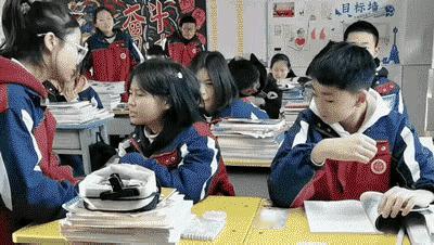 这才是青春最真实的模样✨
 
教室里的少年少女，穿着统一的校服，围在课桌旁叽叽喳