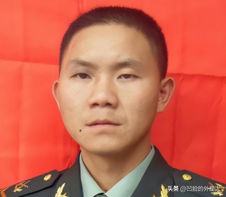 2001年，一歹徒撕开女孩的衣服欲行不轨。女孩看看歹徒手中的利刃，只好咬紧嘴唇，