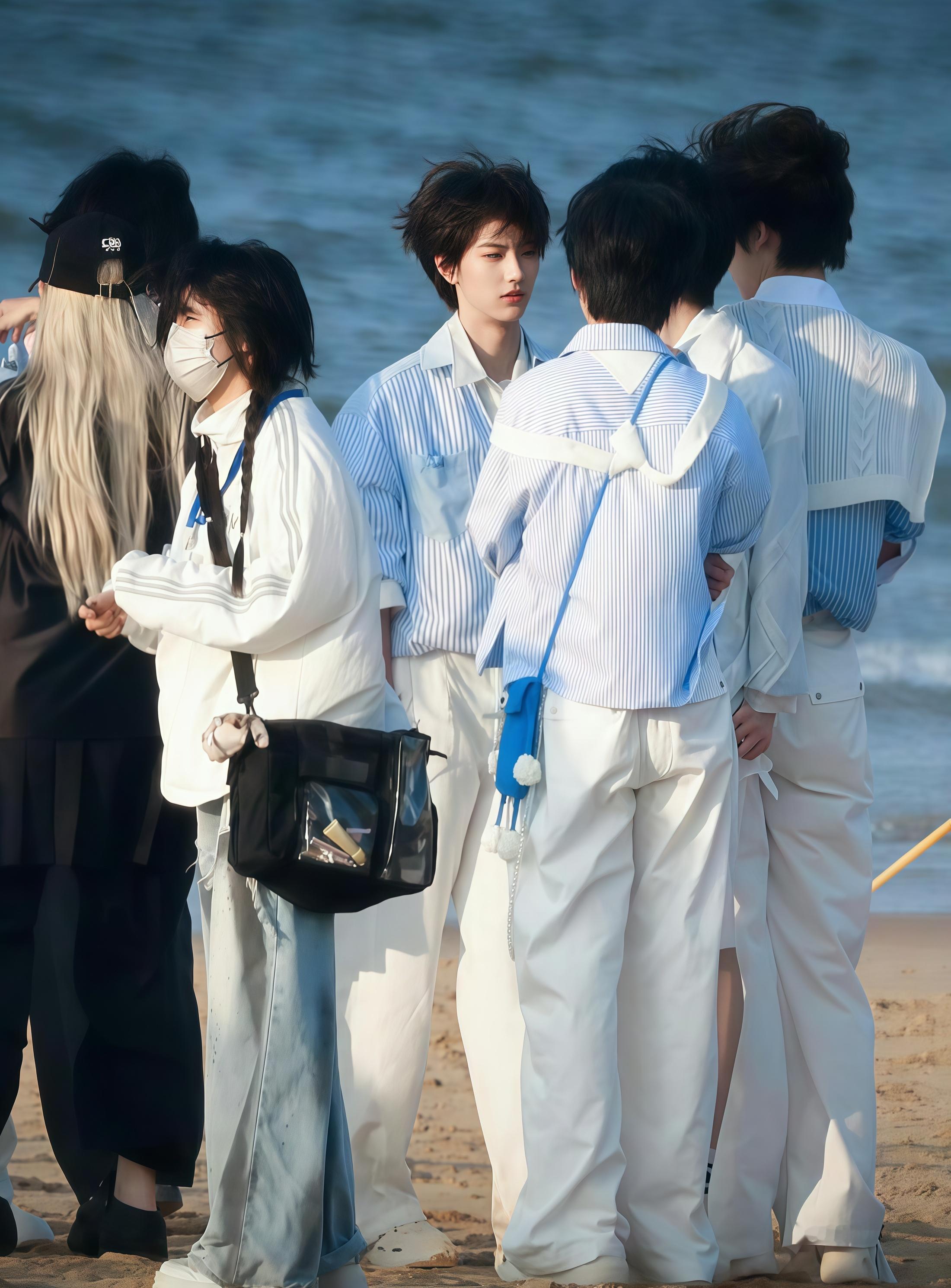 李煜东海边路透你说话淡淡的，闻起来淡淡的，声音也淡淡的，但是在这人潮的颜色洪流里