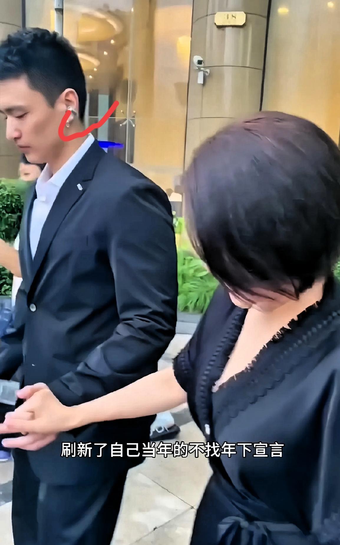 颜丙燕小男友帅得像小白杨，却被小耳钉整懵了？男生戴耳钉真不是“怪”
 
刷到颜丙