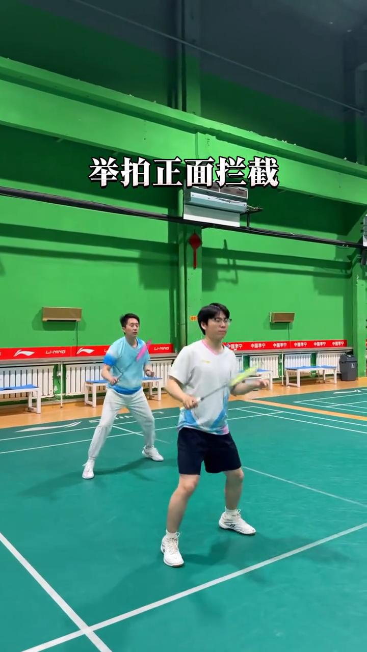 坑队友必看秘籍：双打三大忌。
羽毛球双打三大忌：
·一、球过头顶，最忌犹犹豫豫坑
