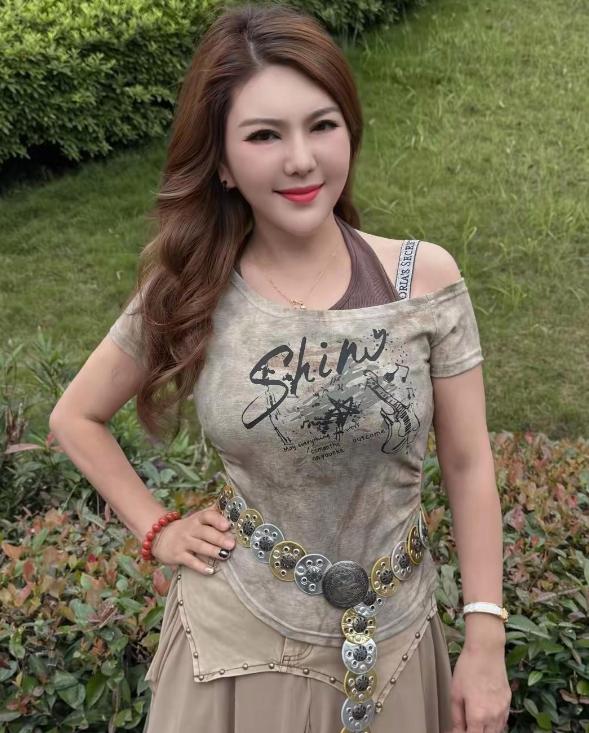 标题：乌兰图雅今年42岁，地道内蒙古草原姑娘，身形高挑大气，嗓音嘹亮动听，舞台上