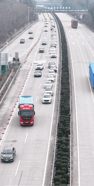 堵车的原因竟然是一辆车停了下来，估计很多后车不知是什么原因，车流很多，有的可机根