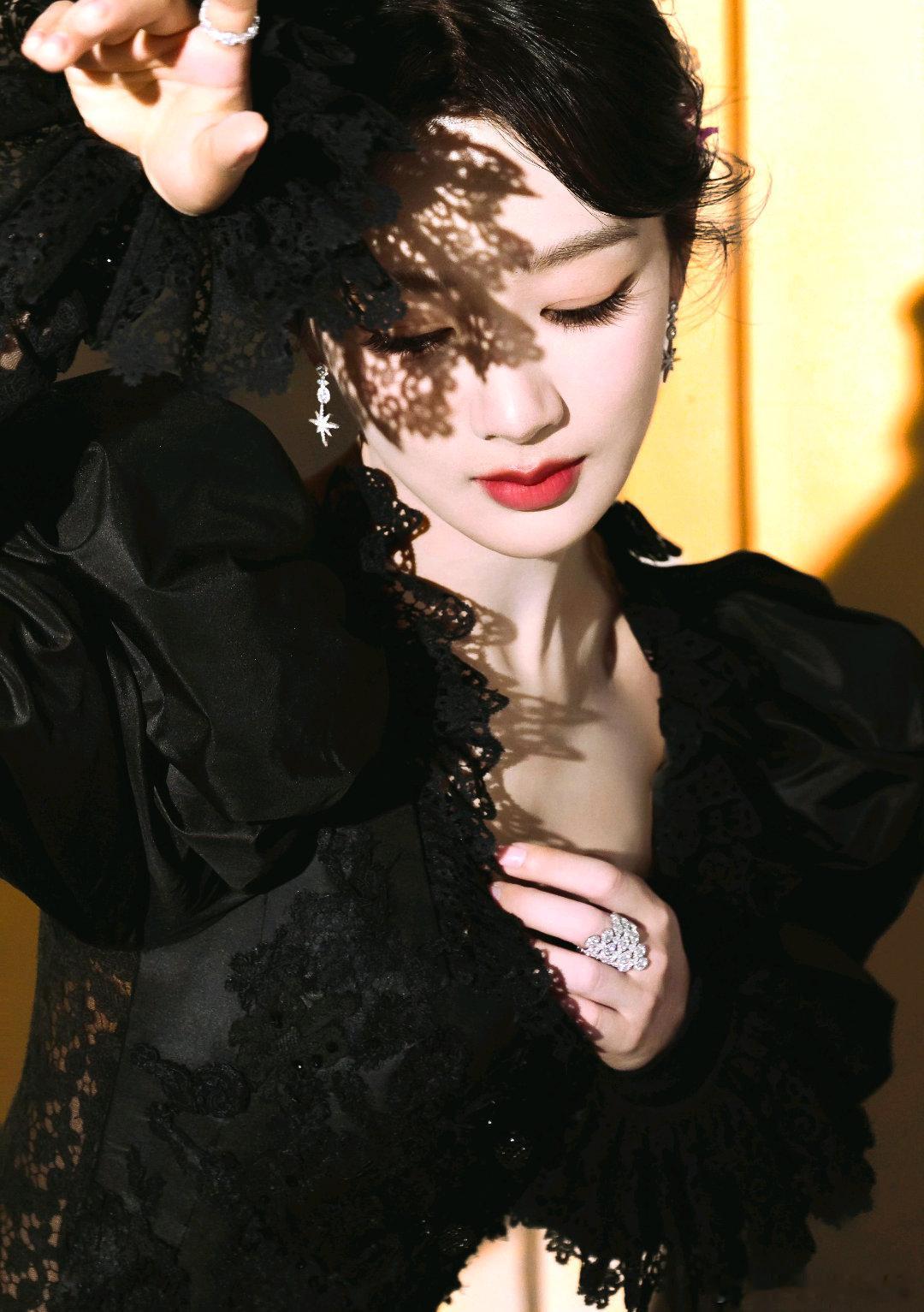 杨紫[超话]杨紫 “在风华正茂的年纪遇见了你这束最温柔的光” 𝓘𝓃 𝓉 ?