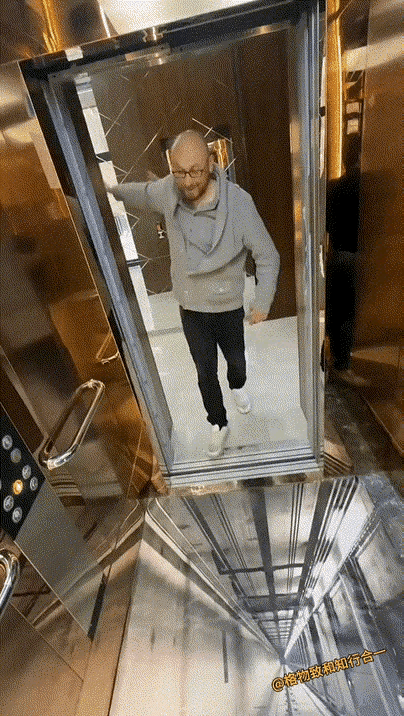 这类恶作剧的问题在于，完全忽视了公共空间的“安全义务”与“社交分寸”。 对于老人