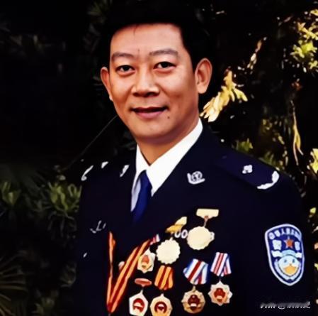 1992年，一缉毒警官露脸参加颁奖仪式。导致他的缉毒警察身份被发现，毒贩为了报复