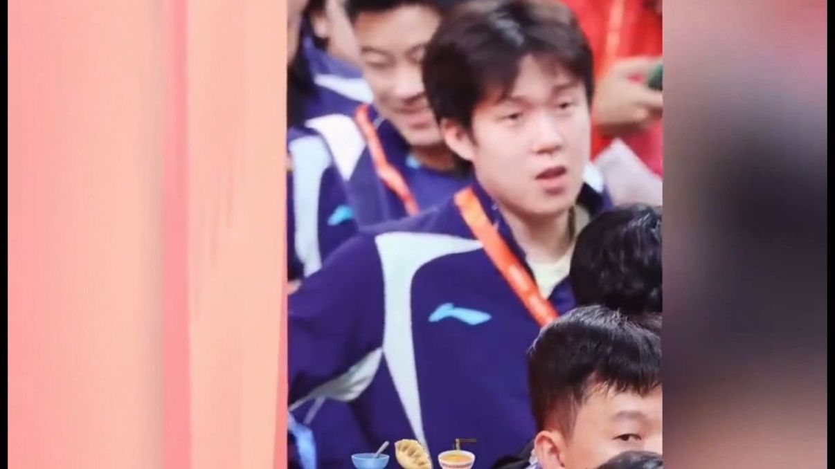 中国男乒3比0中国澳门开门红，看看没有上场的头哥在忙什么