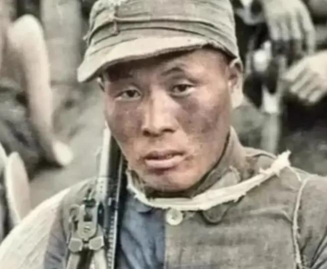 1945年5月，机枪手曾岳峰因伤掉队，没想到，他遇到100名日军正在吃饭！他立马