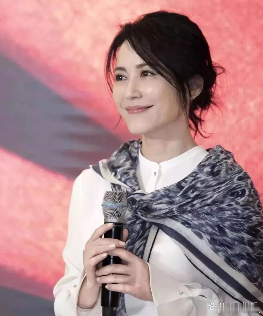 54岁俞飞鸿近照状态封神！眼眸干净澄澈如初，气质温婉又高级，妥妥的姨圈天菜范本～