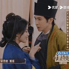 张伦硕摸刘涛屁股这哪是考试，简直是福利局。张伦硕在两位姐姐之间左右逢源，网友辣评