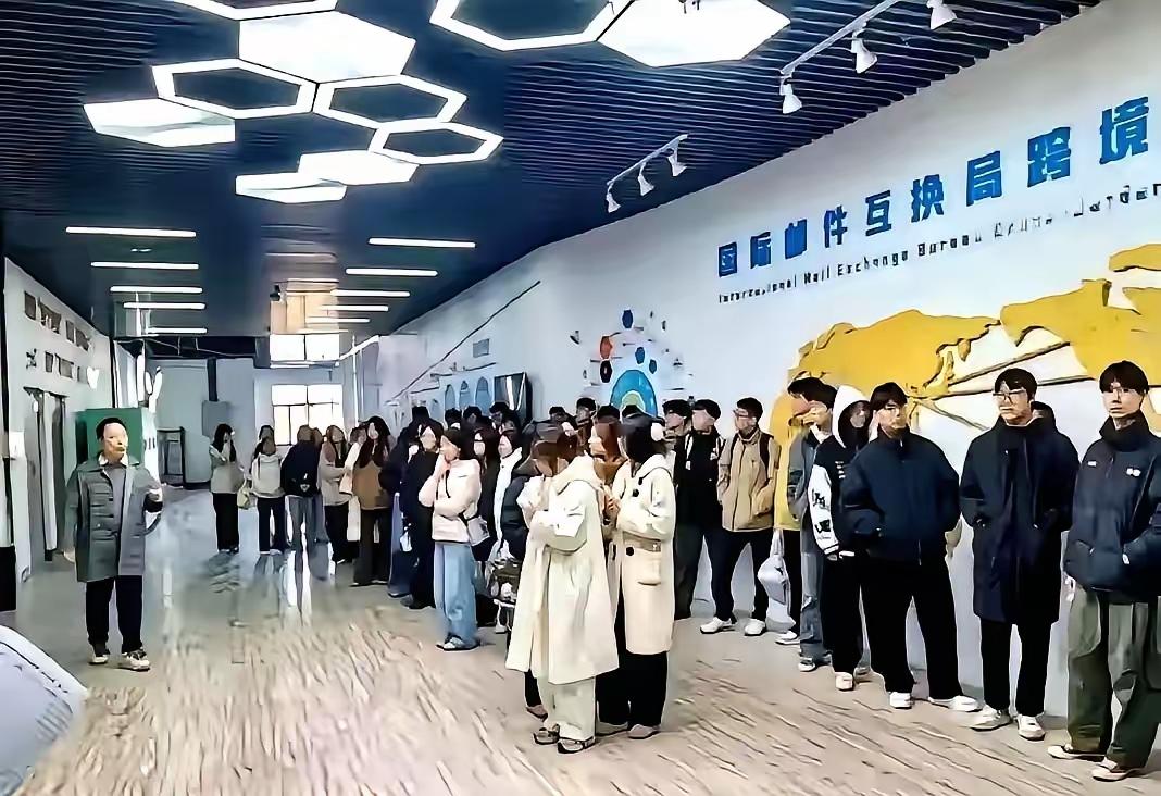 难得有学生站出来戳破当下实习里的乱象，看完实在让人心里不舒服。

学校每年收取高