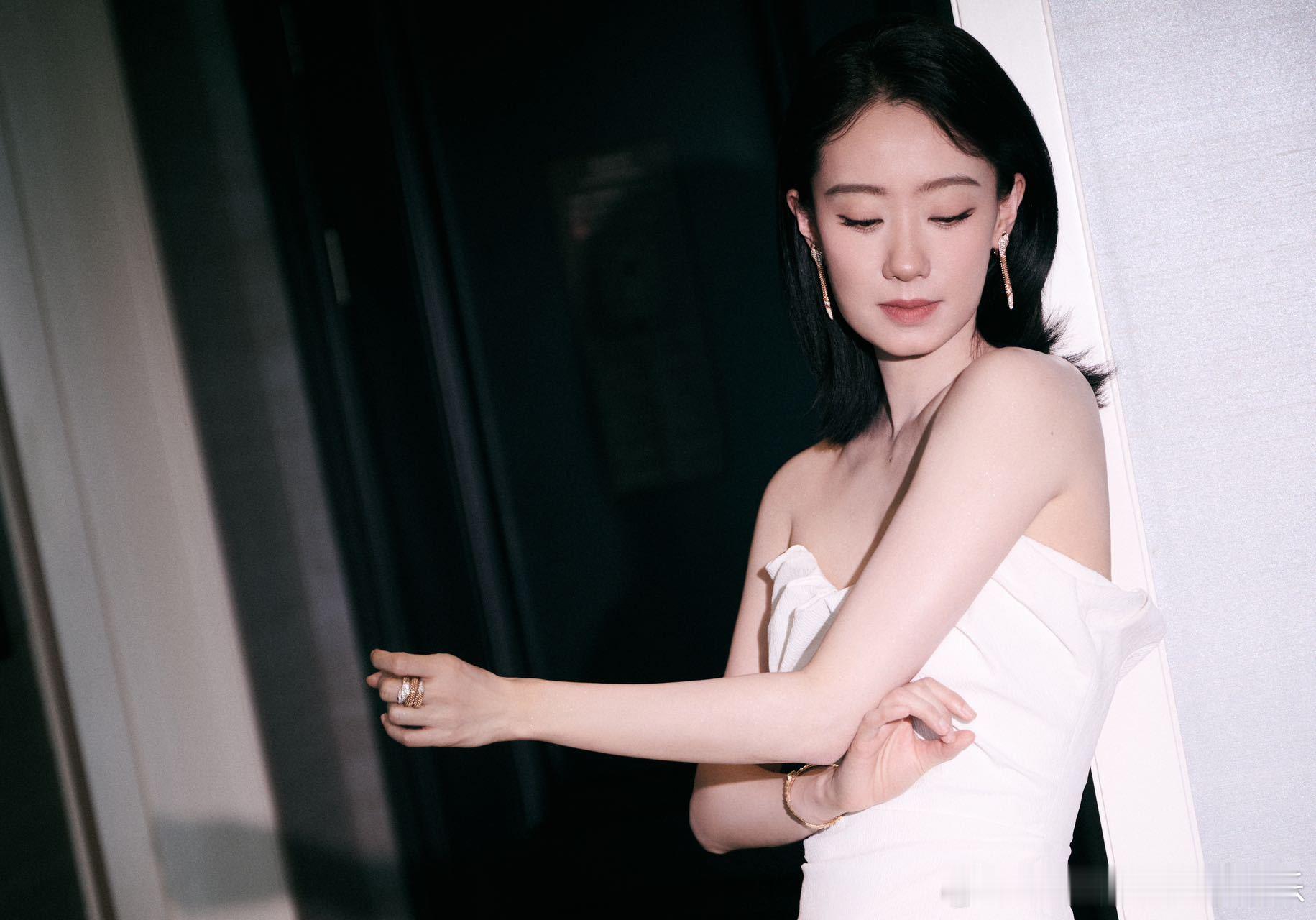 张小斐三月启程9宫格  张小斐你好美哇！白色抹胸裙，肩颈线条还这么完美[开学季]