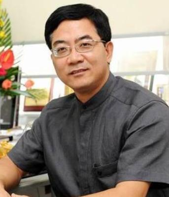 上海中山医院最顶尖的心内科医生葛均波，正在为一位19岁的少女做心脏手术时，刚做到