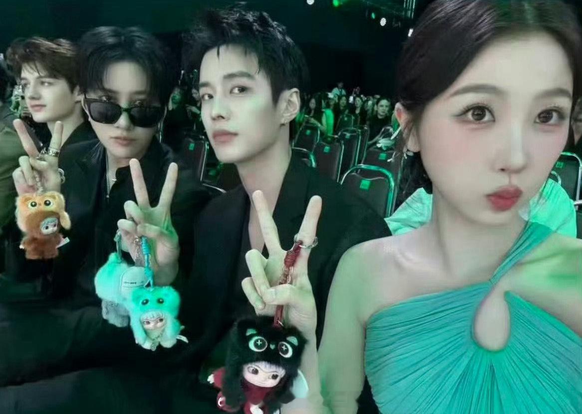 🥝发了虞书欣，何与自拍合照，期待《双轨》 ​​​