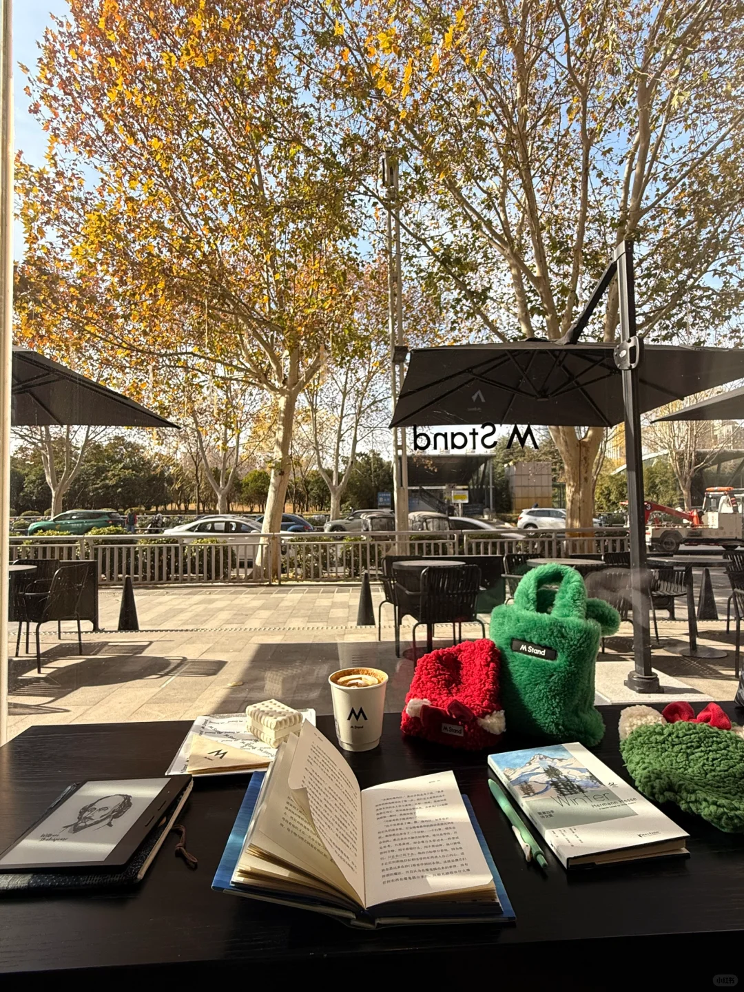 早起的幸福感来自于街角的阳光与咖啡。