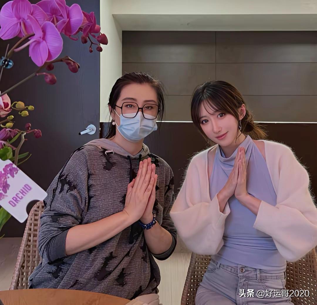 59岁的王祖贤戴着口罩，眼睛看起来竟然有年轻时神韵，漂亮极了，不过不戴口罩看起来